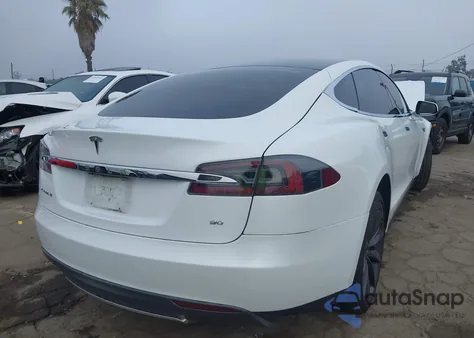 2013 Tesla Model S z USA, uszkodzony, nr VIN 5YJSA1CN8DFP06272